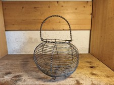 Alter französischer Drahtkorb