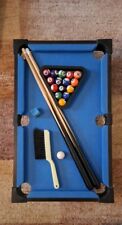 Kleiner Billiardtisch (52×32 cm) mit Bürste, 2 Queues und Kreide (Top Zustand)