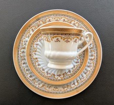 FP Zajecar Sammelgedeck Sammeltasse Gold Grün Relief Ornamente Rosa Blumen Dekor