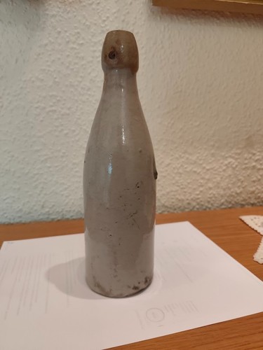Sehr alte steingut - alte, bierflasche