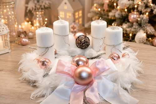 Adventskranz federn weiß - federn, rosa
