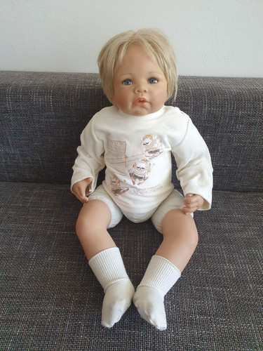 Sitzende künstlerpuppe von - künstlerpuppe,