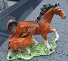 Vintage Porzellan Pferdejunges mit Fohlen – schöne braune Glasur, ca. 20x20,5 cm