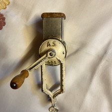kleine Original AS 805 MANDELMÜHLE Trommelreibe NUSSMÜHLE  mit Holzkurbel