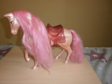 Barbie Pferd Rosa mit Sattel