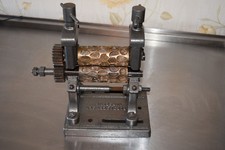 SCHÜSSIGKEIT DROP ROLLER MASCHINE