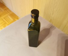 Leere Glasflaschen mit
