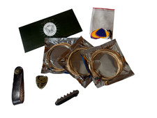 Gitarre Zubehör, 3 Satz Saiten , Plektren, Halter, Gurthalter, Kapodaster ....