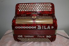 Schöne Knopf Akkordeon Sila