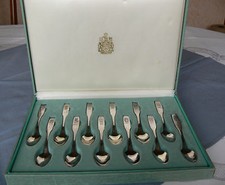 12 Mokkalöffel aus Canada ONEIDA LTD.Silversmiths mit Wappen in einer BOX