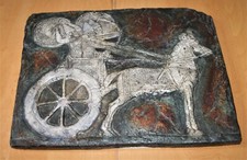 Wandplatte Gipsabguss: Relief mit assyrischen Kriegern auf Streitwagen / Ninive