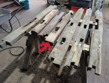 Fachwerkregal mit Glasböden