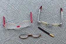 3 Brillen & 1 Pocky Stick für Anime- und Manga Figuren (Ersatzteile)