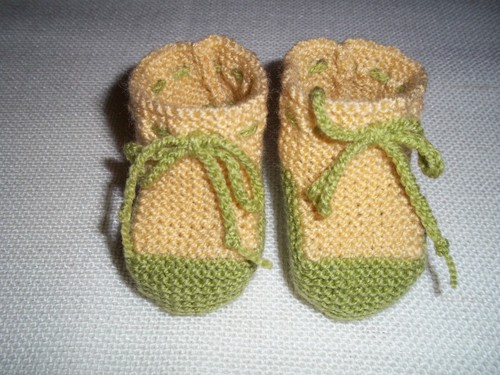 Handgestrickte babyschuhe - handgestrickte,