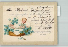 39785084 - Baby im Weidenkorb mit Vergissmeinnicht ausgeschmueckt Einladung zur