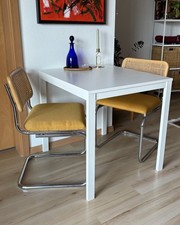 Zwei Freischwinger Stühle