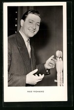 Musiker Fred Frohberg mit sympathischem Lächeln, Ansichtskarte 