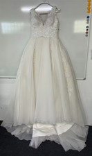 Traumhaftes Hochzeitskleid, Brautkleid, weißer Schleier - Spitze Perlen Stick