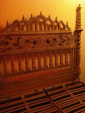 Massives Pinienbett Handarbeit