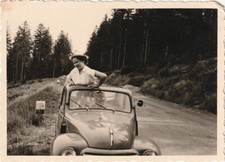 Vintage Foto junge Frau mit Fiat Topolino Auto Oldtimer PKW Car