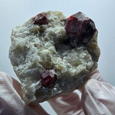 Seltene rote Granat auf Quarz