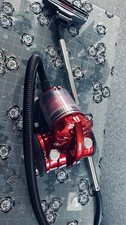 Roter Zyklon-Staubsauger |