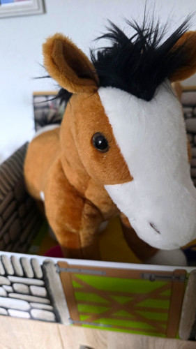 Plüschpferd mit zubehör - plüschpferd,