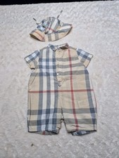 Burberry Playsuit Strampler oder Strampler passende Mütze