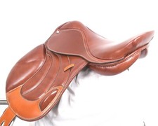 Leder Jumping Close Contact