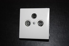 Gira Standard alt (70 x 70 mm) SAT TV Radio Dose in reinweiß (Blende gerissen)