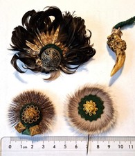 antiker Hutschmuck aus Gamshaar und Auerhahnfedern und ein Horn-Trachtenanhänger