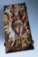 altes antikes Jesuskind aus Wachs in der Krippe