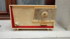 Kleines Radio mit Lampen