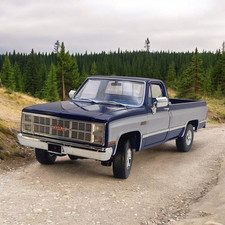 GREENLIGHT - GMC K-2500 Sierra 1:18 Grande Wideside 1984 dunkelblau und silber. 