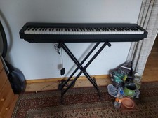Yamaha P-45B E-Piano, 88 Tasten, Pedal, Inkl. Ständer