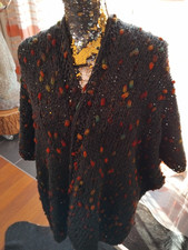 Poncho Schurwolle Anthrazit Mit Farbnoppen In RotundGrün, Handgestrickt 