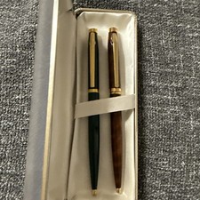 Biete zwei goldene Elysee Kugelschreiber in grün und In braun an