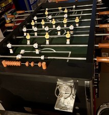 Tischkicker / Table Soccer mit 4 ausklappbaren Getränkehaltern.  Grün /Schwarz