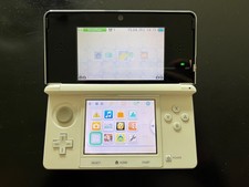 Nintendo 3DS Spielekonsole - Weiß mit Zubehörpaket 5 Spiele, Ladestation, Etui