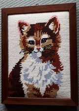 Gobelin Stickbild mit süßer Katze, fertig gestickt, inkl. Rahmen 22,5 x 17,5 cm.