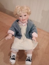 Süße Porzellan-Puppe /