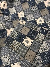 Zwei Tischdecken Landhaus bedruckt blau Baumwolle Patchworkmuster Decke 110x110