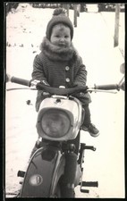 Fotografie Motorrad MZ-ES 125ccm, Kleinkind auf Krad sitzend 