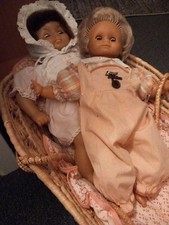 2x Babypuppe Puppe . 1x ES, Emil Schwenk im Tragekorb Bastkorb  Tragetasche