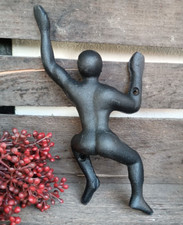 Kletternder Mann aus