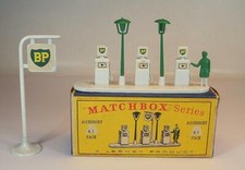 Matchbox Regular Wheels Nr. A-1 Accessory Pack BP Garage Pumps & Signs OVP #1093