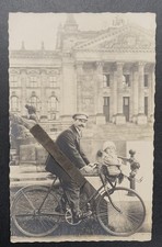 Foto Portrait Mann Kind Fahrrad Berlin Reichstag Korb Baby Schild Logo Bild Post