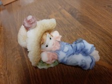 Süße Polyresin Figur Junge mit Vogel auf dem Hut, Kunststein, ca. 9 x 6 x 5 cm