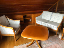 ein Sessel, ein 2 Sitzer, ein Tisch, eine Anrichte