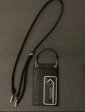 Neue kaum getragene prada Umhängetasche (Handytasche) schwarz leder